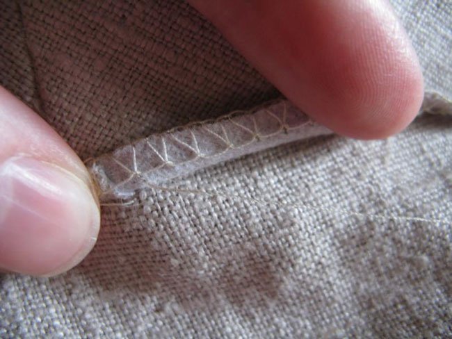 Archivado de costura secreta de fondo en una máquina de coser