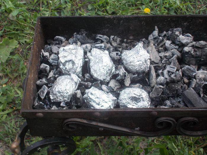 Patate të pjekura aromatike në skarë, në petë në një zjarr të hapur ose në furrë
